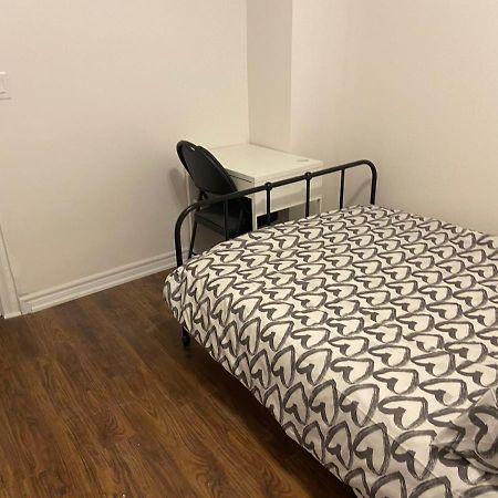 Budget Quad Room With En Suite Bathroom 36B تورونتو المظهر الخارجي الصورة
