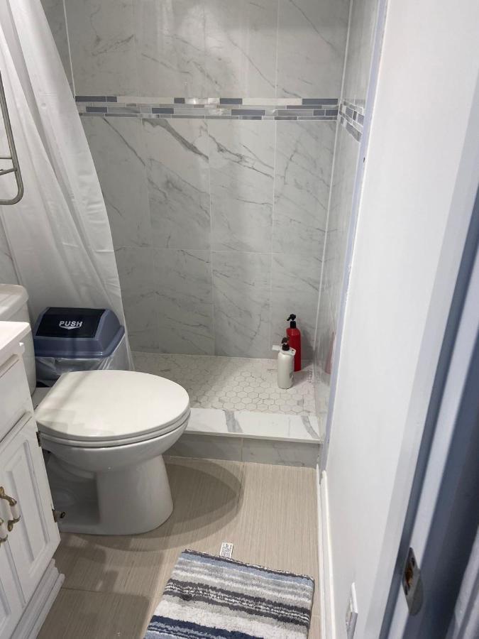 Budget Quad Room With En Suite Bathroom 36B تورونتو المظهر الخارجي الصورة