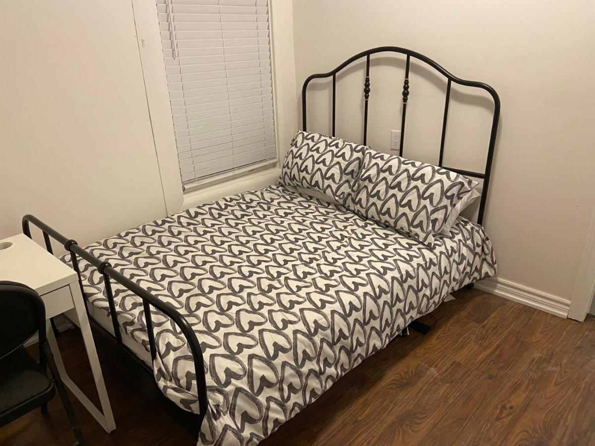 Budget Quad Room With En Suite Bathroom 36B تورونتو المظهر الخارجي الصورة