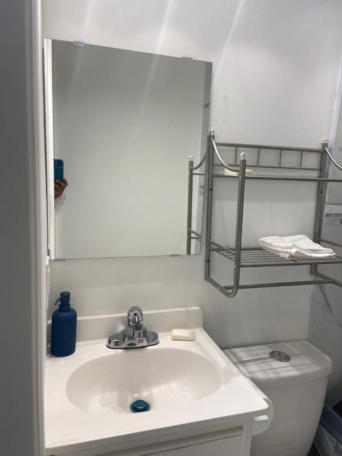 Budget Quad Room With En Suite Bathroom 36B تورونتو المظهر الخارجي الصورة