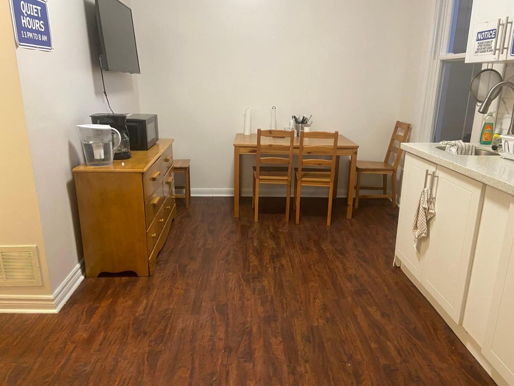 Budget Quad Room With En Suite Bathroom 36B تورونتو المظهر الخارجي الصورة